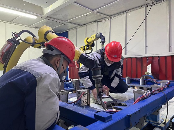 14點，江蘇長江智能制造研究院有限責任公司秦拓、王豪在無錫現場進行新能源電池托盤焊接項目的設備安裝及調試工作.jpg