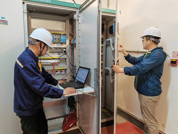 9時，自控事業部陳金源、薛翔宇在三峽泄洪壩段深孔605#泵房進行設備調試，對自主可控PLC進行信號對點及邏輯功能測試。.jpg