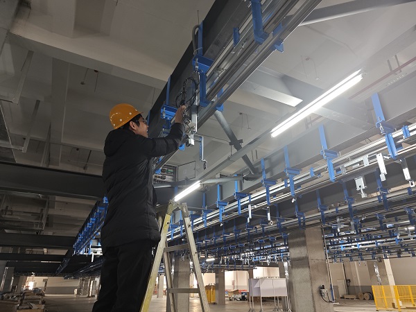 6. 浙江杭州,北自科技陳凱在化纖懸掛線項(xiàng)目上檢查電氣線路.jpg 6. 浙江杭州,北自科技陳凱在化纖懸掛線項(xiàng)目上檢查電氣線路.jpg