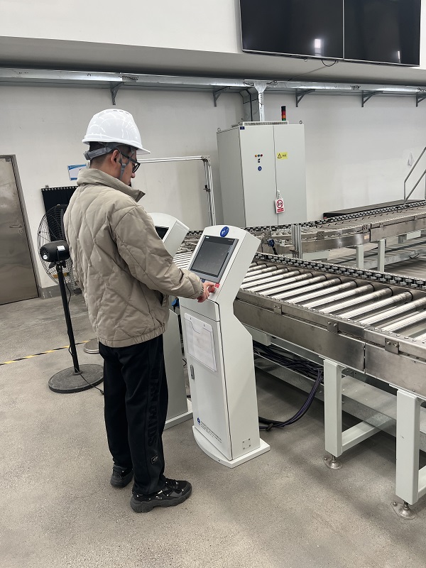 8. 江蘇常州,北自藍(lán)邦周褚飛在操作輻照設(shè)備.jpg 8. 江蘇常州,北自藍(lán)邦周褚飛在操作輻照設(shè)備.jpg