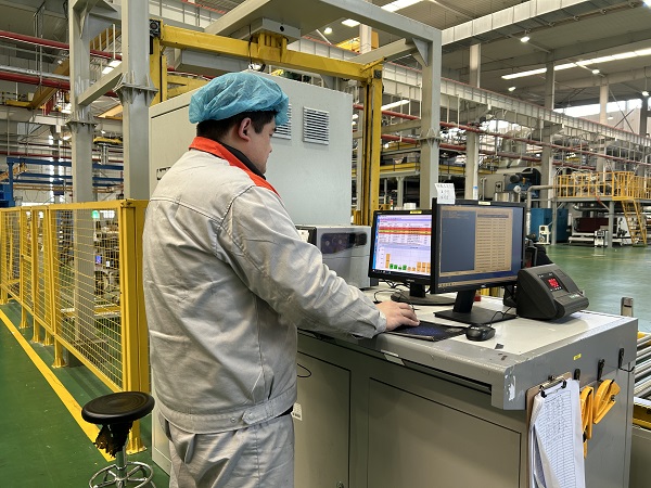 7. 江蘇常州,長(zhǎng)江院常州科技韓金城在無(wú)紡布車間操作自動(dòng)包裝機(jī)器人.jpg 7. 江蘇常州,長(zhǎng)江院常州科技韓金城在無(wú)紡布車間操作自動(dòng)包裝機(jī)器人.jpg