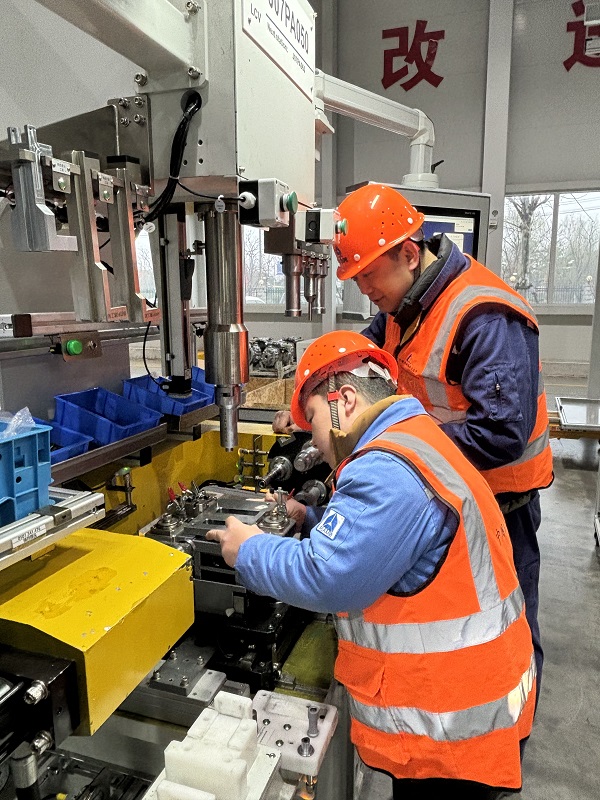 2. 浙江嘉興,智能裝配事業(yè)部陶東凱、韓冰華在AMT變速箱柔性生產(chǎn)線項(xiàng)目現(xiàn)場(chǎng)調(diào)試.jpg 2. 浙江嘉興,智能裝配事業(yè)部陶東凱、韓冰華在AMT變速箱柔性生產(chǎn)線項(xiàng)目現(xiàn)場(chǎng)調(diào)試.jpg