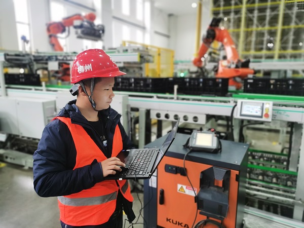 3. 廣西柳州,專用電路事業(yè)部金富強(qiáng)正在電芯成品緩存輸送系統(tǒng)項(xiàng)目中進(jìn)行設(shè)備調(diào)試.jpg 3. 廣西柳州,專用電路事業(yè)部金富強(qiáng)正在電芯成品緩存輸送系統(tǒng)項(xiàng)目中進(jìn)行設(shè)備調(diào)試.jpg