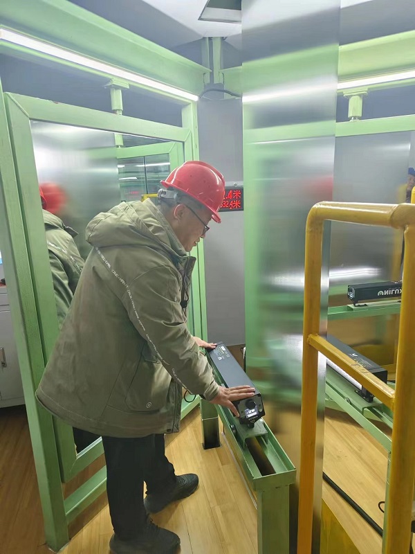 4. 山東臨清,冶金事業(yè)部劉波正在檢查帶鋼表面質(zhì)量.jpg 4. 山東臨清,冶金事業(yè)部劉波正在檢查帶鋼表面質(zhì)量.jpg