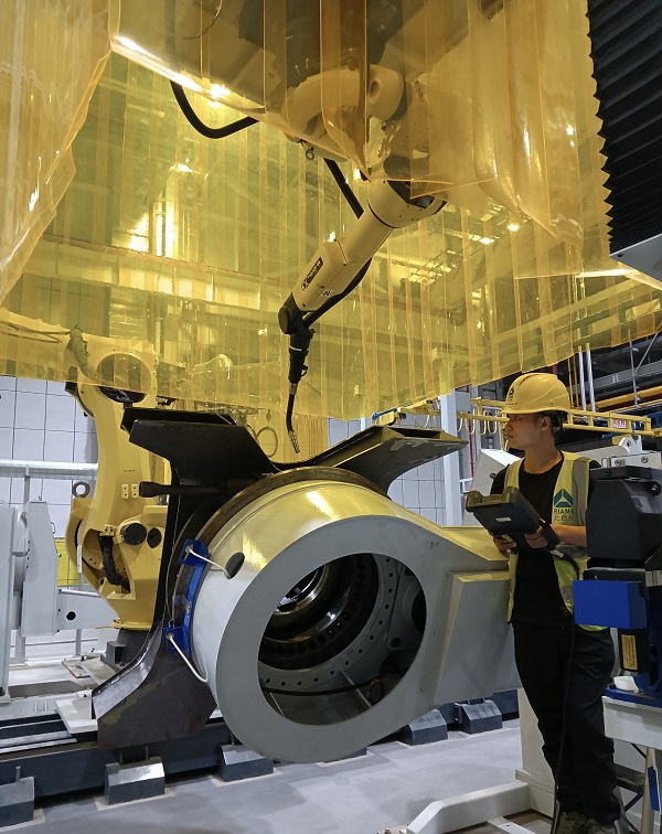 5. 山西太原,機(jī)器人事業(yè)部趙海如在挖焊接生產(chǎn)線上進(jìn)行焊接工藝調(diào)試.jpg 5. 山西太原,機(jī)器人事業(yè)部趙海如在挖焊接生產(chǎn)線上進(jìn)行焊接工藝調(diào)試.jpg